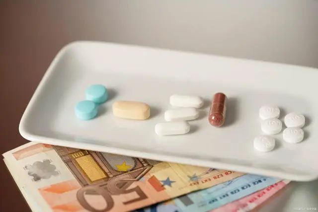 癌症晚期，长期“烧钱”吃靶向药延长生命，值吗？医生说出真相