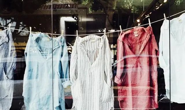 洗完衣服到底要不要反过来晒？很多人都搞错了，难怪衣服又脏又旧