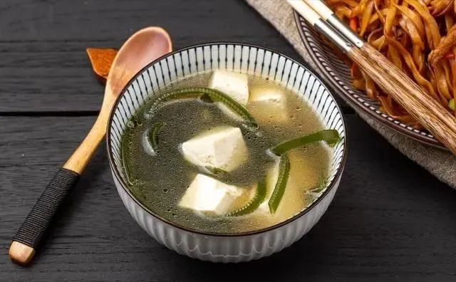 明日夏至，老人讲“夏至一碗汤，不用医生帮”，一碗汤指的是啥？