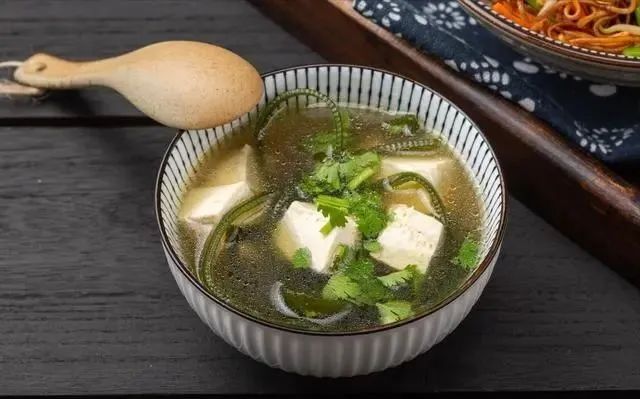 明日夏至，老人讲“夏至一碗汤，不用医生帮”，一碗汤指的是啥？