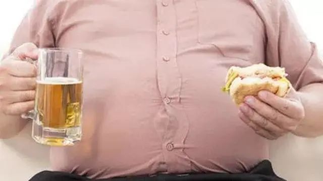 每晚喝一瓶啤酒，长此以往，身体会有哪些变化呢？医生告诉你答案