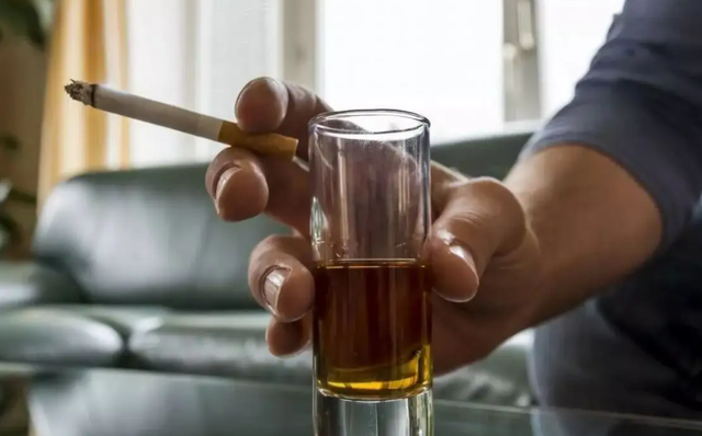血糖高的人，不能吃鸡蛋？医生：保护胰岛健康，4种食物建议少吃