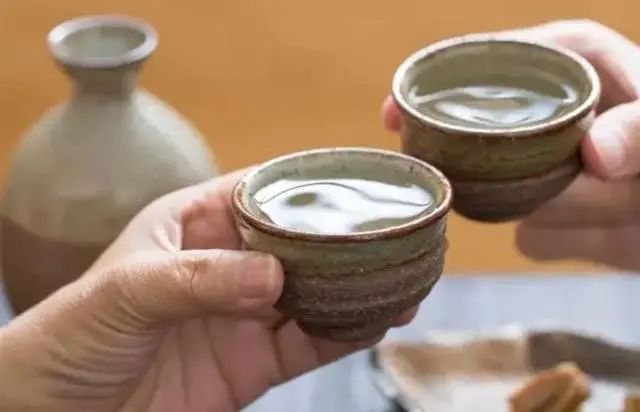 吃晚饭时，长期喝点“白酒”的人，最后身体都怎么样了？