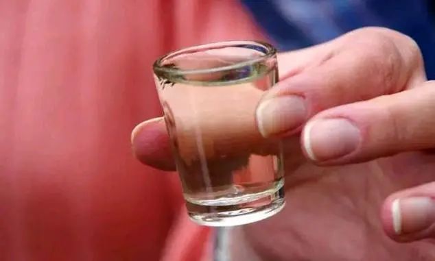 吃晚饭时，长期喝点“白酒”的人，最后身体都怎么样了？