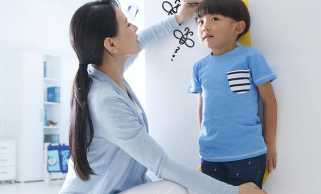 初二男生连续4年睡前喝奶，身高一年却长2厘米？或许会伤害孩子