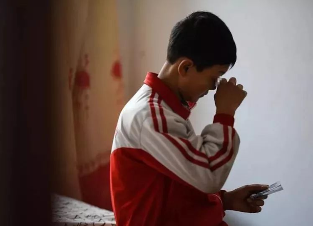 初二男生连续4年睡前喝奶，身高一年却长2厘米？或许会伤害孩子