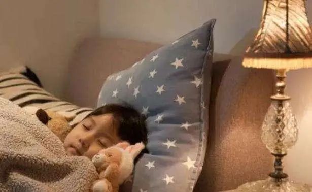 初二男生连续4年睡前喝奶，身高一年却长2厘米？或许会伤害孩子