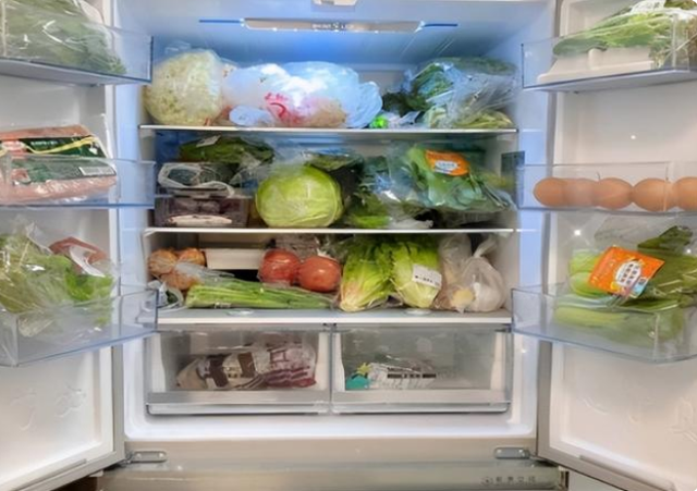 装菜的“塑料袋”放进冰箱，等于慢性自杀，会致癌？实验揭晓真相