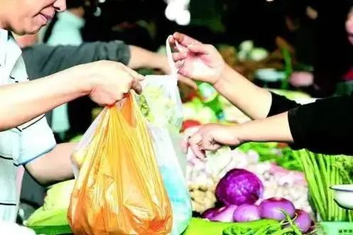 装菜的“塑料袋”放进冰箱，等于慢性自杀，会致癌？实验揭晓真相
