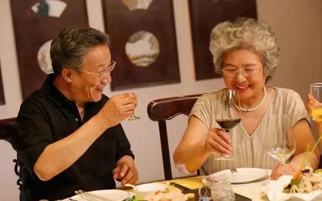 建议中老年人：晚餐少吃米饭和馒头，多吃这5样，低脂还容易消化