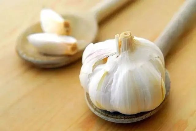 睡前在枕头下放2颗蒜，一段时间后，4个好处或会“悄然来临”