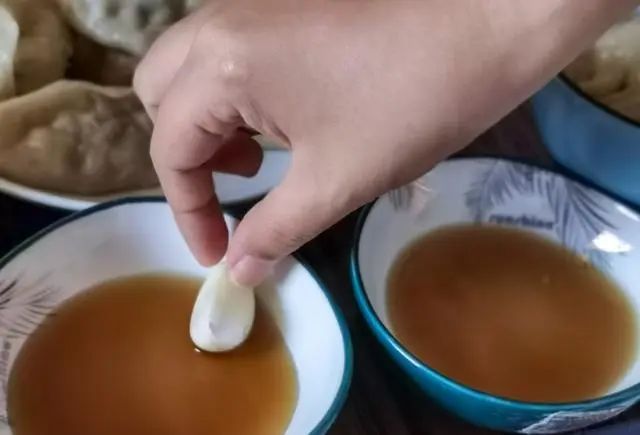 睡前在枕头下放2颗蒜，一段时间后，4个好处或会“悄然来临”