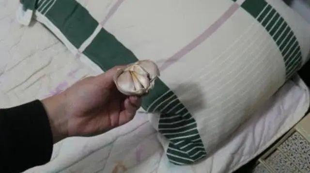 睡前在枕头下放2颗蒜，一段时间后，4个好处或会“悄然来临”