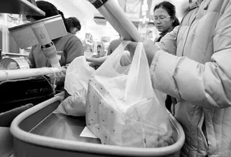 长期用“塑料袋”装热食，会产生有毒物质吗？可能和你想的不一样