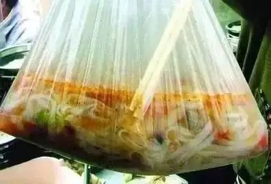 长期用“塑料袋”装热食，会产生有毒物质吗？可能和你想的不一样