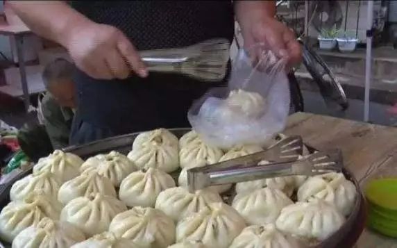 长期用“塑料袋”装热食，会产生有毒物质吗？可能和你想的不一样
