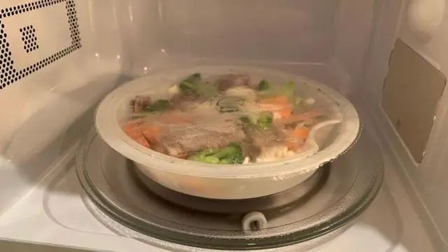 长期用“塑料袋”装热食，会产生有毒物质吗？可能和你想的不一样