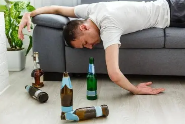 为何有人经常喝酒，身体却依旧不错？可能与4个习惯有关，了解下