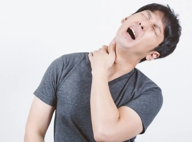 体内有癌，脖子会知？医生提醒：脖子上若出现3种异样，尽早检查