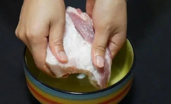 长期吃久冻的肉会致癌？冰箱里的肉冻多久不能吃？总结清楚了