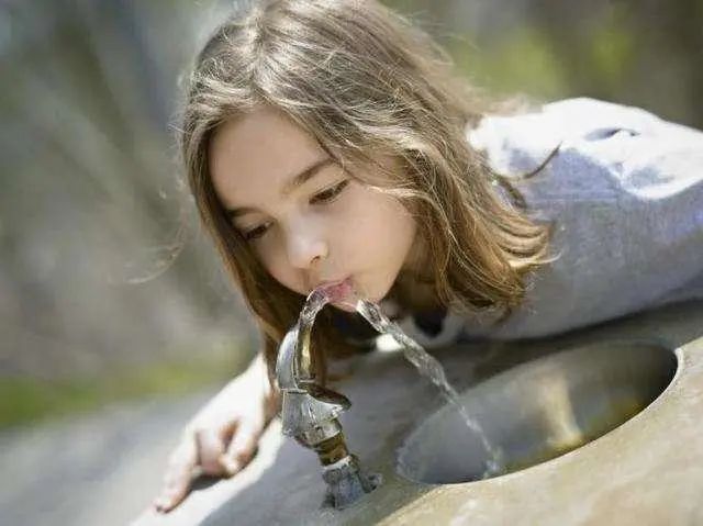喝水时，一半热水兑一半冷水，会对身体有危害吗？不妨了解
