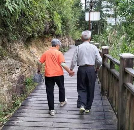 每天散步有利于健康吗？医生：过了65岁的人，平时不妨做好5件事