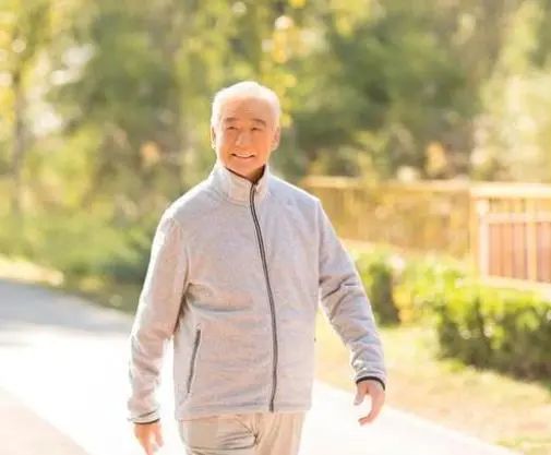 每天散步有利于健康吗？医生：过了65岁的人，平时不妨做好5件事