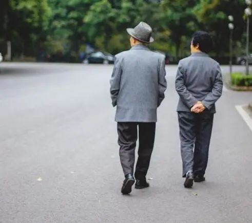 每天散步有利于健康吗？医生：过了65岁的人，平时不妨做好5件事
