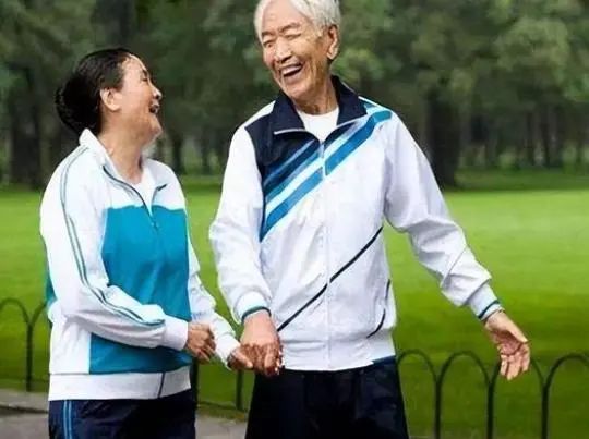 每天散步有利于健康吗？医生：过了65岁的人，平时不妨做好5件事