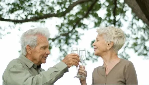 每天散步有利于健康吗？医生：过了65岁的人，平时不妨做好5件事