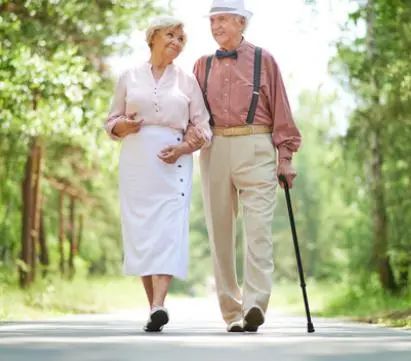 每天散步有利于健康吗？医生：过了65岁的人，平时不妨做好5件事