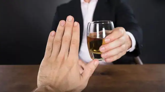 经常喝酒的人，若身体出现这6个现象，建议尽早戒酒