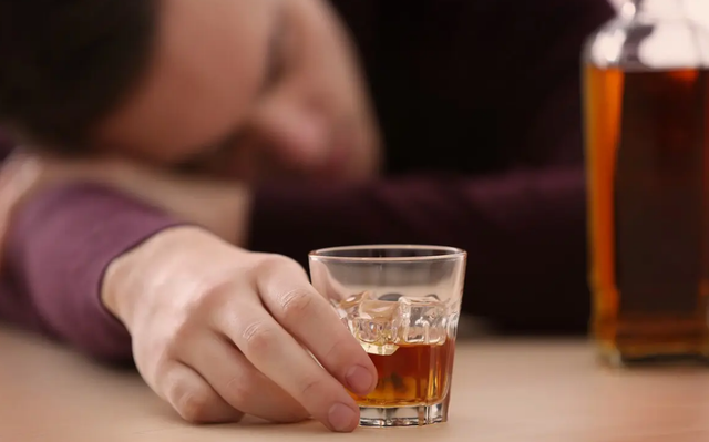 胃病不能吃“馒头”？医生劝告：想要养胃，尽量要避开这4种食物