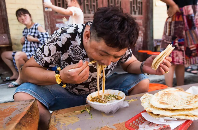 胃病不能吃“馒头”？医生劝告：想要养胃，尽量要避开这4种食物