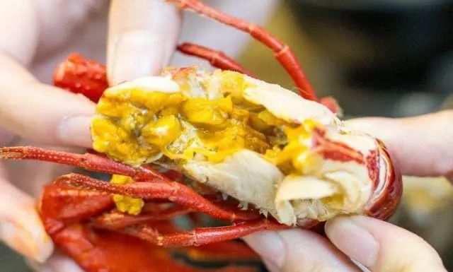 小龙虾的虾黄究竟是“精华”还是“排泄物”？了解下吧，别吃错了