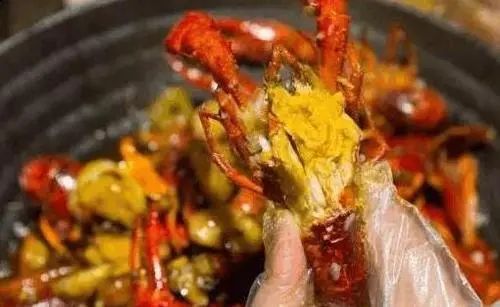 小龙虾的虾黄究竟是“精华”还是“排泄物”？了解下吧，别吃错了