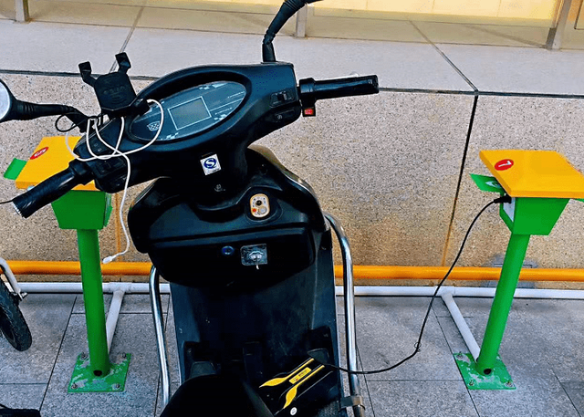 电动车“每天充”和“用尽再充”，哪个更伤车？修车师傅说了实话