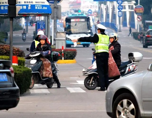 电动车“每天充”和“用尽再充”，哪个更伤车？修车师傅说了实话