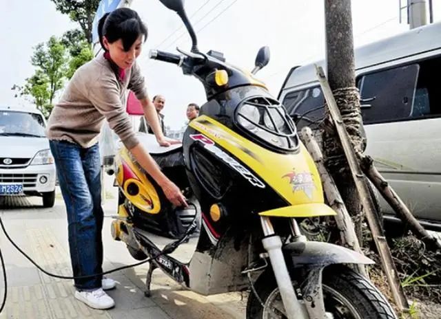 电动车“每天充”和“用尽再充”，哪个更伤车？修车师傅说了实话