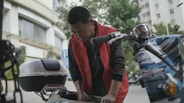 电动车“每天充”和“用尽再充”，哪个更伤车？修车师傅说了实话