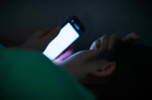 总喜欢在睡前关灯玩手机的人，不用多久，或会“落下”5个毛病