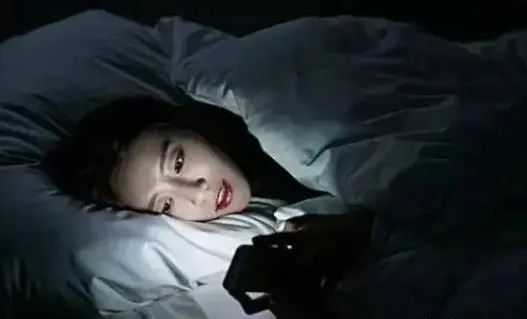 总喜欢在睡前关灯玩手机的人，不用多久，或会“落下”5个毛病