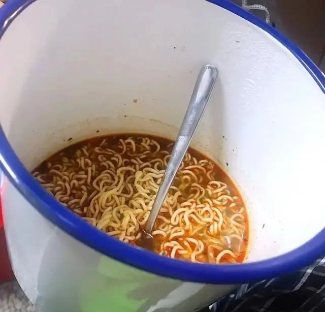 为什么韩国人把泡面当主食，咱们却当“方便”？