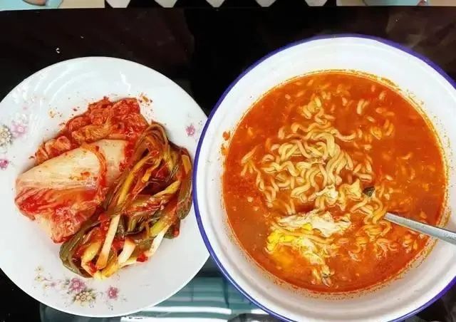 为什么韩国人把泡面当主食，咱们却当“方便”？