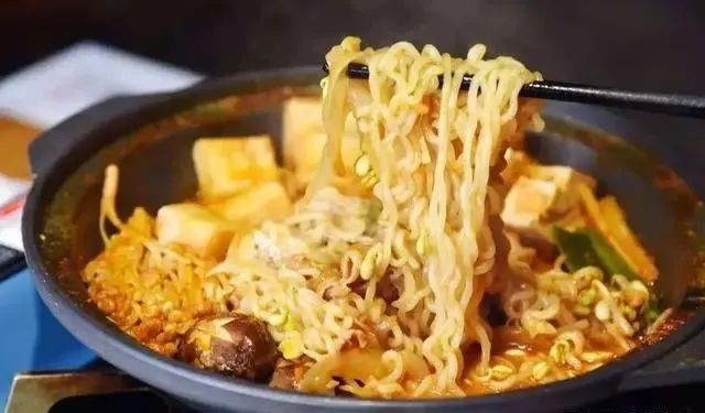 为什么韩国人把泡面当主食，咱们却当“方便”？