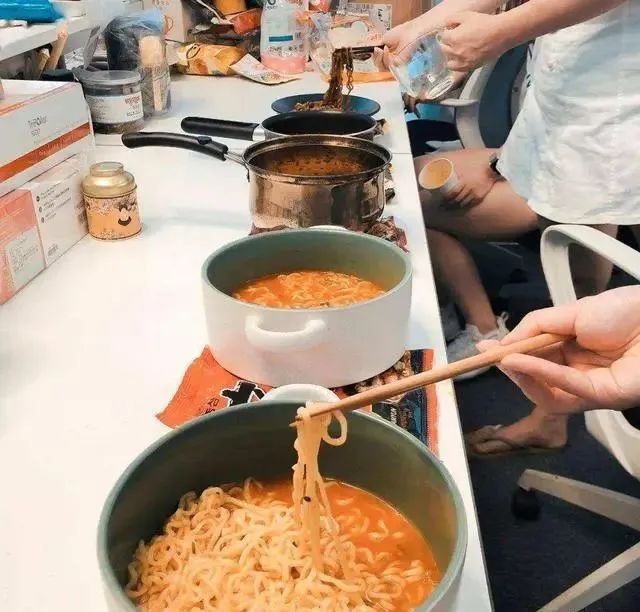 为什么韩国人把泡面当主食，咱们却当“方便”？