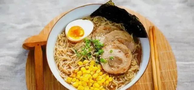 为什么韩国人把泡面当主食，咱们却当“方便”？