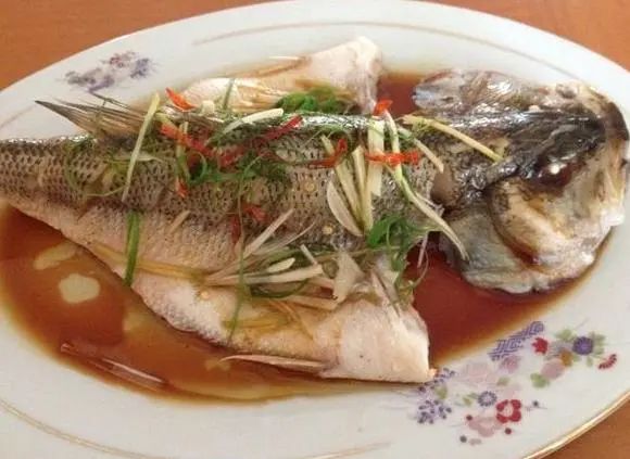 鲈鱼究竟有什么营养价值？医生提醒：鲈鱼虽好，但这4种人要少吃