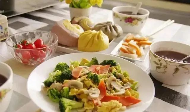 建议中老年人：早餐少吃馒头和稀饭，多吃这5样，低脂饱腹又健康