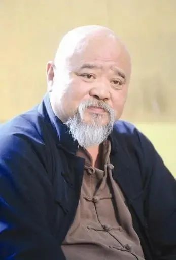 当年不顾医生劝阻，每天2包烟，顿顿8两白酒的李琦，如今成了这样